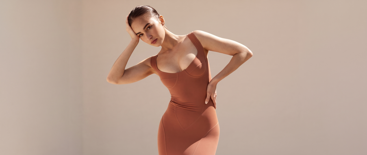 Almond - robe gainante terracotta fond clair