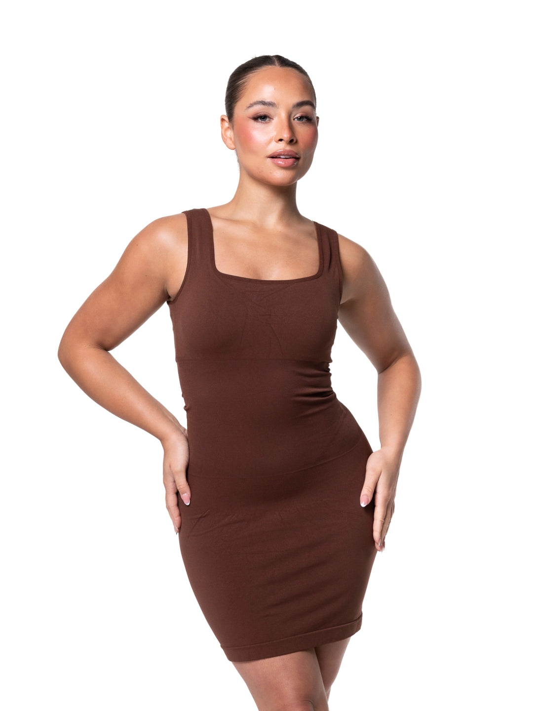 Mini-robe sculptante sans coutures à encolure carrée