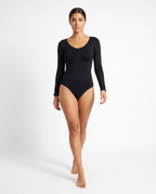 Body Gainant Rehaussant Hanches Almond - Noir - Pose dynamique